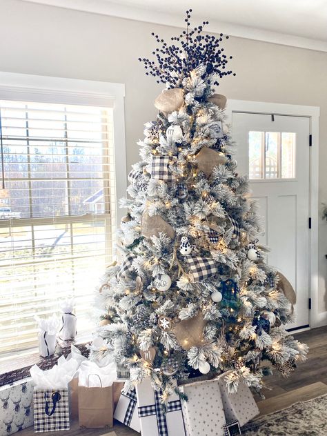 Black And Burlap Christmas Tree, White And Burlap Christmas Tree, Flocked Christmas Trees Decorated Rustic, White Burlap Christmas Tree, White Flocked Christmas Tree, Christmas Tree Inspo, Burlap Trees, Thanksgiving Tree, Flocked Christmas Tree