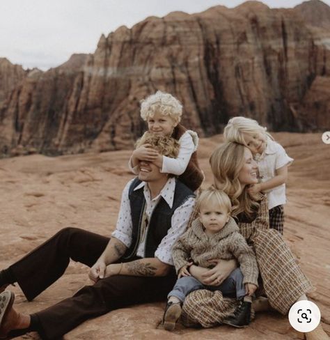 Fall Family Outfits, Amsterdam Photos, Winter Family Photos, Family Photoshoot Poses, Family Maternity Photos, Family Portrait Poses, Winter Family, Christmas Family Photos, Family Picnic