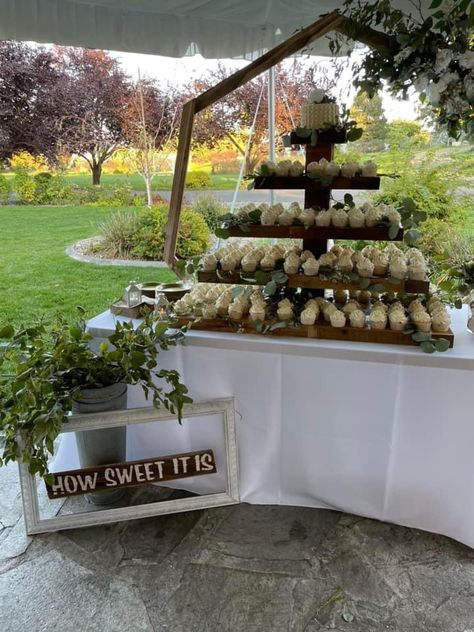 Cake And Cupcake Display, Cupcake Display, Farmhouse Wedding, Decoration Wedding, Grad Party, Table Ideas, Grad Parties, Spring Wedding, Outdoor Wedding