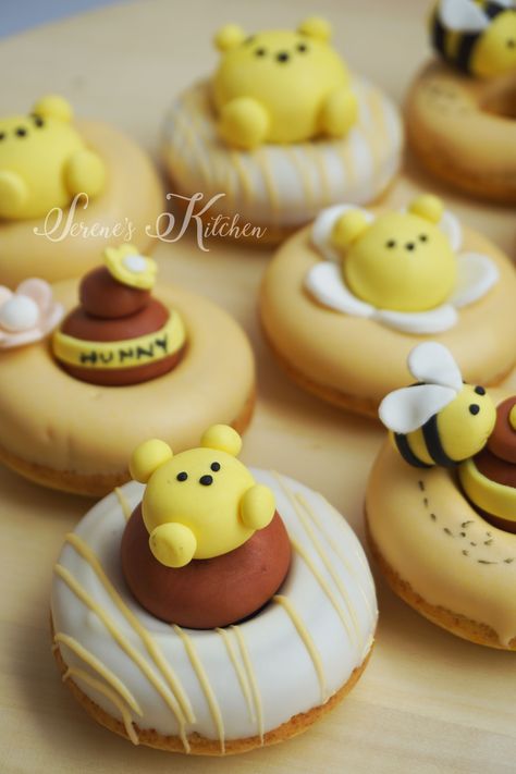 Winny A Pooh donuts by @serenesskitchen Donut Hole Recipe, Donut Decorating Ideas, Fancy Donuts, Donut Cake, Cute Donuts, Cute Baking, Doughnut Recipe, Delicious Donuts, Baked Donuts