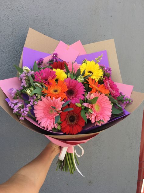 Atado de gerberas de colores Gerberas Bouquet, Gerbera Bouquet, Plant Care Houseplant, Gift From Heaven, Boquette Flowers, Flower Cupcakes, Nothing But Flowers, Rose Gift, 21st Birthday