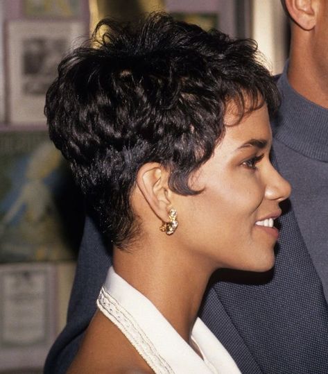 90s Short Hairstyles, African Hair History, Halle Berry Short Hair, Halle Berry Pixie, Halle Berry Hairstyles, Short Curly Pixie, Hairstyles For Black Hair, Honey Brown Hair, London Boy