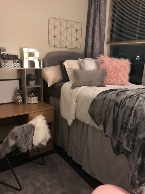 Pink White And Grey Dorm Room Ideas, Grey Room Ideas Bedroom Aesthetic, Gray Dorm Room Ideas, Baddie Dorm Room Ideas, Pink And Grey Dorm Room, Grey Dorm Room Ideas, Yellow Dorm Room Ideas, Luxury Dorm Room Ideas, Dorm Room Designs College