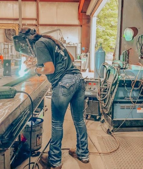 Welding Aesthetic Girl, Female Welder Aesthetic, Girl Mechanics Aesthetic, Blue Collar Worker Aesthetic, Female Mechanic Aesthetic, Women Welder Pictures, Mechanic Aesthetic Female, Welder Aesthetic, Welding Aesthetic