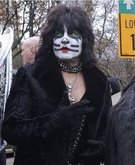 Kiss Band No Makeup, Kiss Band Funny Pictures, Kiss Band Peter Criss, Cat Kiss Mwa, Eric Singer, Kiss Images, Kiss Memes Band, Eric Carr, Peter Criss