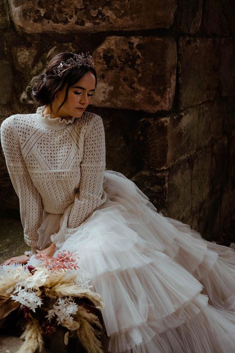 Winter Wedding Dress Tulle, Winter Wedding Dress Boho, Winter Wedding Dress Aesthetic, Cozy Wedding Dress, Wedding Dress With Sweater, Winter Wedding Dress Casual, Winter Elopement Skirts, Wedding Jumper, Bridal Skirt And Sweater