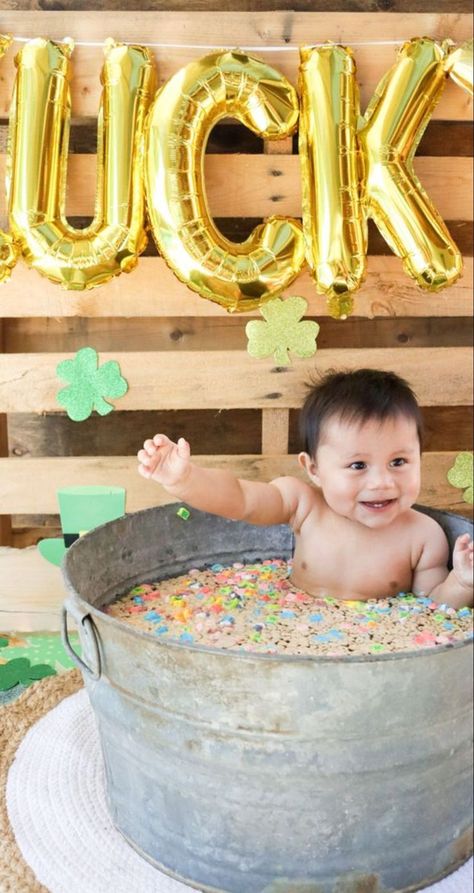 St Patrick's Day Decorations, Gold Theme, Festive Decor, Inspired Recipes, Festival Decorations, Decoration Ideas, Green And Gold, St Patrick, St Patricks Day