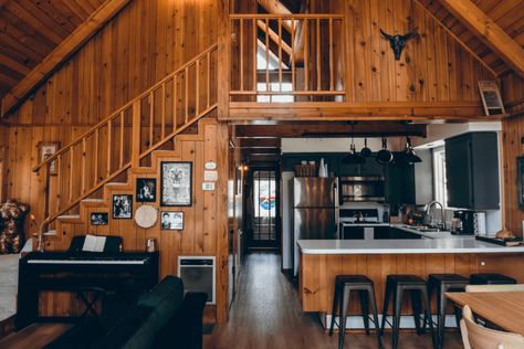 Wood Cabin Interior, A-frame Interior, Cozy Cabin In The Woods, Cabin Living Room, Wooden Living Room, Small Wooden House, Beautiful Cabins, Cabin Kitchens, Cabin Interiors