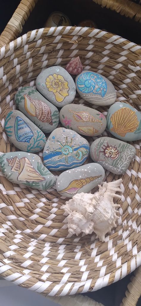 Seashell Rock Painting, Paint Rocks, Seashell Painting, Paint Rock, Rock Painting Designs, Painting Designs, Rock Painting, Paint Designs, Painted Rocks