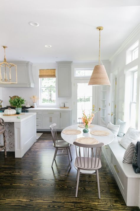 Beautiful white kitchen with breakfast nook complete with built in bench kellyelko.com #cottagestsyle #farmhousestyle #farmhouse #interiordecorate #interiordesign #kitchen #kitchendecor #whitekitchen Kitchen Corner Bench Seating, Kitchen Corner Bench, Corner Bench Seating, Country Interior Design, Storage Bench Seating, Coastal Dining, Gray And White Kitchen, Breakfast Nooks, Casa Vintage