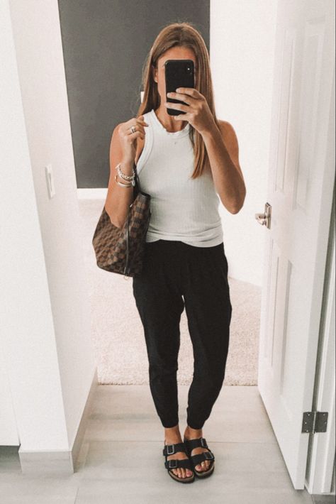 Black Joggers And Birkenstocks, Jogger Summer Outfit, Comfy Vacay Outfits, Black Joggers Summer Outfit, Joggers And Birkenstocks Outfit, Travel Jogger Outfit, Joggers Summer Outfit, Jogger Pants Outfit Summer, Spring Joggers Outfit