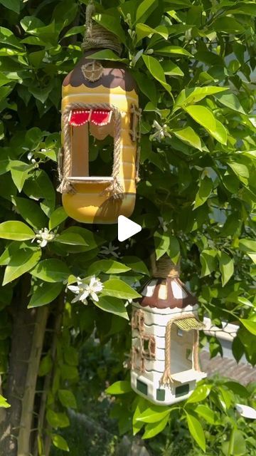 Plastic Bottle Bird Feeder, Garden Ideas With Plastic Bottles, Diy Garden Decor Projects, Bird Feeder Craft, Bird Houses Ideas Diy, Fairy House Crafts, Sanjay Leela Bhansali, Garden Decor Projects, Diy Bottle Crafts