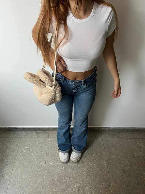 clean outfit, basic outfits, flare jeans, white top, bag, wierd bag Clean Outfit, Outfit Basic, Flare Jeans Outfit, Jeans White, Jeans Outfit, Basic Outfits, White Top, White Tops, Flare Jeans