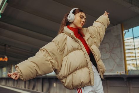 Beats by Dre - "Above the noise" - Shot in Berlin by apricotberlin. Model: Charleen Weiss Headphone Outfit, Beats Solo 3, Leather Headphones, Audio Technica Headphones, Dre Headphones, Ad Photography, Wearing Headphone, Girl With Headphones, Beats Solo