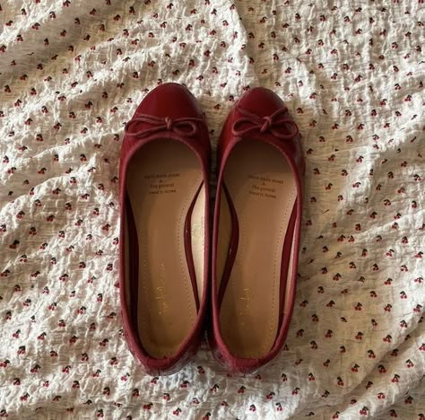 Autumn Coquette, Cut Shoes, Style Flats, Quoi Porter, Designer Flats, How To Pose, Moda Vintage, Random Pictures, Red Aesthetic