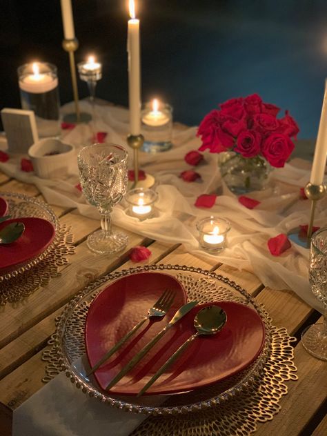 Romantic Dinner Table Setting For Two Date Nights Outdoor Dining, Romantic Dinner At Home, Indoor Picnic Date, Candle Light Dinner Ideas, Romantic Dinner Decoration, Romantic Room Decoration, Valentines Brunch, Valentines Date Ideas, Roses Bouquet Gift