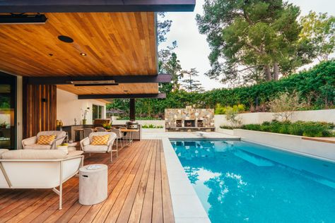 20 Sensational Mid Century Modern Swimming Pool Designs You Will Obsess Over Mid Century Modern Pool, Post And Beam Home, Modern Pool, Modern Pools, Post And Beam, Swimming Pool Designs, Design Lab, Indoor Outdoor Living, Mid Century House