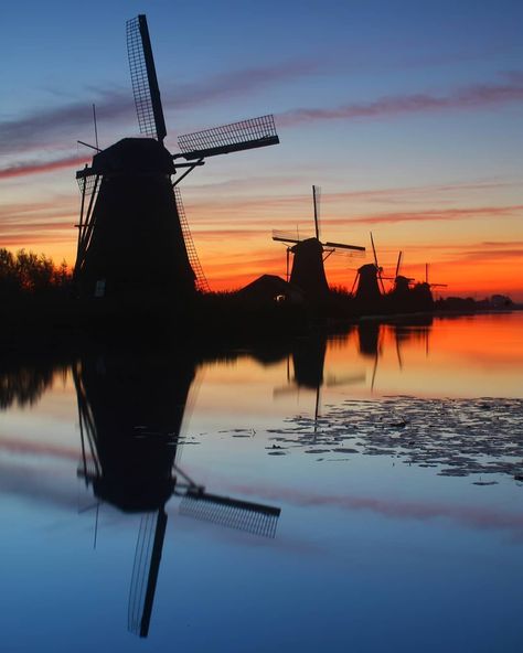 Photo by Global_Windmills in Kinderdijk, Netherlands with @marsmancorinne. Image may contain: sky, twilight, outdoor and water Old Windmills, Dutch Windmills, Amazing Sunsets, Beautiful Sunrise, Beautiful Sky, Beautiful Sunset, Beautiful Photography, Sunrise Sunset, Beautiful World