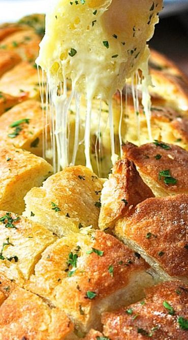 Cheese and Garlic Crack Bread (Pull Apart Bread.) Perfect for your Lamar Union dinner parties! Shareable #lamarunion #appetizers #parties Bread Pull Apart, Pull Apart Bread, Dinner Appetizers, Crumpets, Pull Apart, Garlic Bread, Bagels, Finger Food, Appetizer Snacks