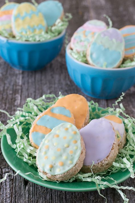 Rice Krispies Easter Eggs - use royal icing to make cute rice krispie easter eggs! Peanut Butter Bread, Bakery Style Muffins, Sugar Donut, Rice Krispie, Silicone Baking Mat, Graham Cracker Crust, Frozen Blueberries, Banana Muffins, Banana Pudding