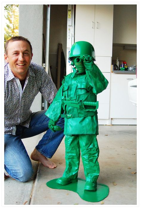 I love toy soldiers or army men. I use them for all sorts of things. This costume tutorial on how to make a toy army man costume featured at the blog Wild Ink just makes me smile so! For a great ba… Army Men Costume, Toy Soldier Costume, Disfraz Toy Story, Kostum Halloween, Green Army Men, Army Man, Soldier Costume, Baby Kostüm, Clever Halloween Costumes