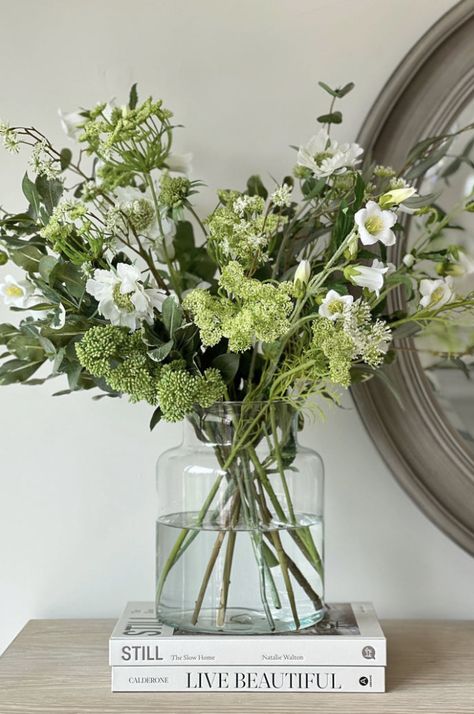 Glass Vase Flower Arrangements, Greenery Arrangements For Home, Table Plants Indoor, Green And White Flower Arrangements, Flower In Glass Vase, Kitchen Flower Arrangements, Greenery Floral Arrangements, Summer Flower Arrangements, White Flower Arrangements