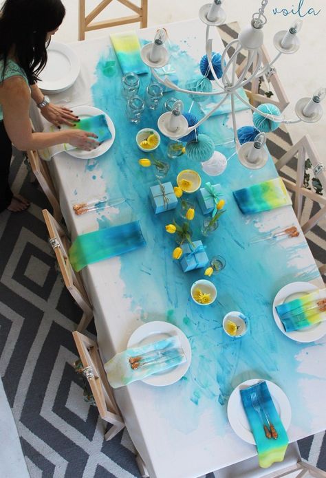 Christmas Table Linen DIY: Watercolour Table Cloth Painted Tablecloth, Painted Napkins, Tablecloth Diy, Cloth Projects, Diy Tablecloth, Diy Christmas Table, Watercolour Christmas, Turquoise Table, Dyeing Fabric