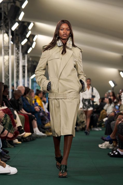 Burberry Summer, Winter Coat Trends, Coat Trends, Burberry Prorsum, Stylish Clothes, Leather Trench Coat, Michael Kors Collection, Spring Summer 2024, Spring Wardrobe