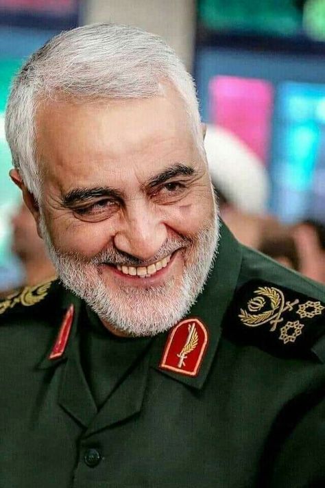 Sardar Soleimani, General Soleimani, Supreme Leader Of Iran, Iran Flag, Smile World, Islamic Pic, Gas Mask Art, Qasem Soleimani, Iran Culture