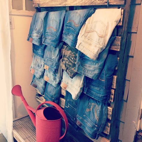 Pallet jean rack Jean Display Ideas, Jeans Display Ideas, Small Store Display Ideas, Country Girl Bedroom, Yard Sale Clothes, Yard Sale Clothes Rack, Yard Sale Display, Antique Mall Booth Ideas, Storage Unit Organization