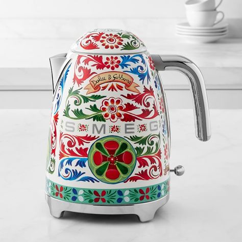 Dolce & Gabbana Kettle Smeg Kettle, Electric Tea Kettle, Info Board, Outdoor Kitchen Appliances, Appliances Design, Basic Kitchen, Best Kitchen Designs, 50 Style, Shabby Chic Kitchen