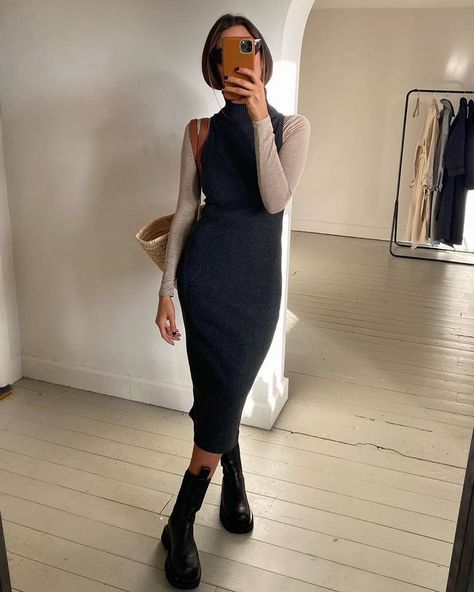 Ribbed Dress Outfit, Rainboots Outfit, Knitted Dress Outfit, Layering Outfits Fall, Rain Boot Outfit, Dress Layering, Chelsea Boots Outfit, Estilo Dark, Sleeveless Knit Dress