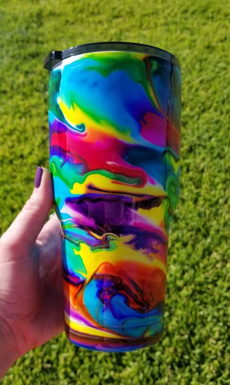 Decorating Tumblers, Decorated Cups, Alcohol Ink Tumbler, Yeti Cup Designs, Alcohol Art, Tumbler Inspiration, Bling Bottles, Tumbler Making, December Crafts