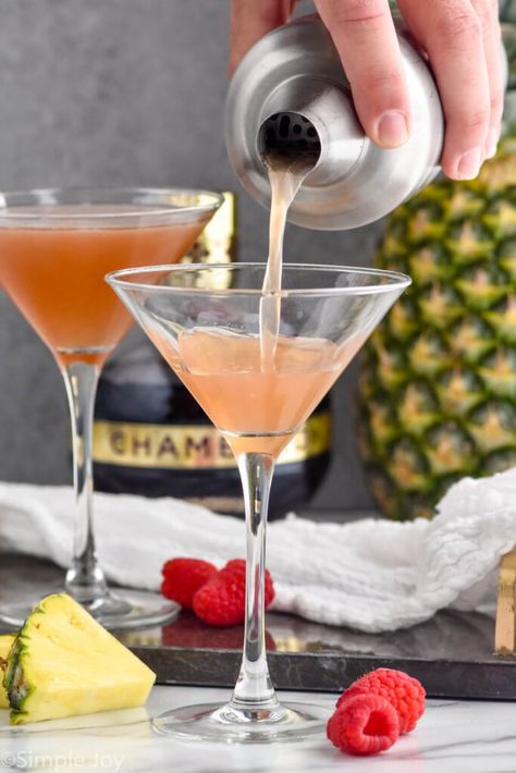 A French Martini is the perfect delicious cocktail to make at home. Made with just three ingredients, this is a great idea for your next ladies' night! French Martini Recipe, Quick Bread Rolls, Cocktails To Make At Home, French Martini, Slow Cooker Casserole, 30 Minute Dinners, Martini Recipe, Martini Recipes, Beef Casserole