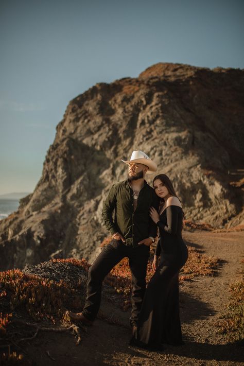 Western Engagement Pictures, Creative Engagement Photo, Western Engagement, Couple Engagement Pictures, Engagement Photo Shoot, Family Photo Pose, Anniversary Photoshoot, Wedding Couple Poses Photography, Wedding Couple Poses