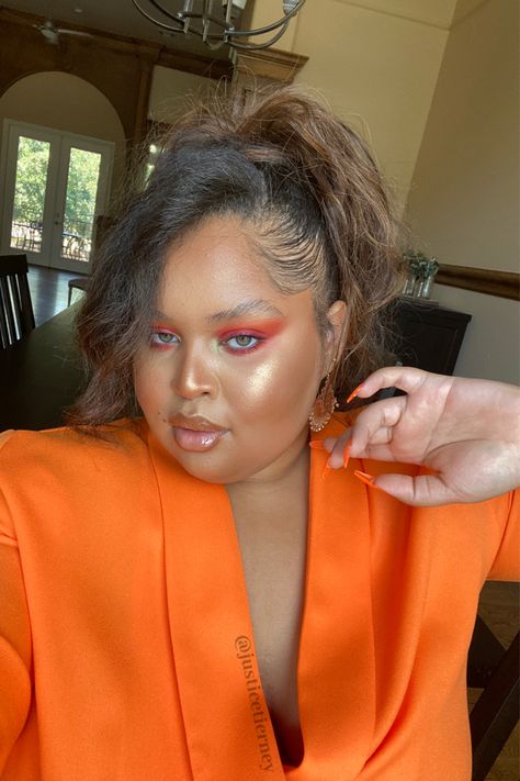 Makeup Plus Size Face, Smokey Orange Eye Makeup, Orange Outfit Makeup, Dramatic Eye Makeup Looks, Orange Dress Makeup, Orange Red Makeup, Makeup For Orange Dress, Orange Blazer Dress, Orange Lipstick Makeup