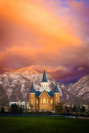 Provo City Center Temple. I love this one! It looks like a castle! <3 Lds Temple Pictures, Mormon Temples, Mormon Temple, Temple Pictures, Church Pictures, Temple Art, Lds Art, Lds Church, Lds Temples