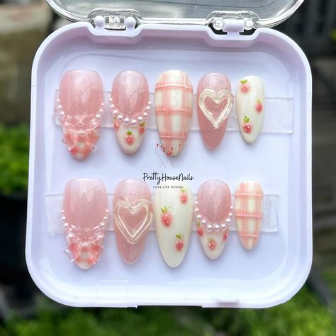 Thank you for stopping by and supporting a small business!💖 ⭐⭐️ Default Photo Shape: Almond ~ 25mm 🍁 Most of our products are made from highest quality gel X nails with 4-6 layers of coating. It can be reusable and last for more than 14 days, if you take it off right. For instruction, please message me. ⭐️ Each set comes with 10 handmade press on nails, a mini file, a mini buffer, a cuticle stick. 🍁 Measurements Please measure your own nail and find your size from our picture guide. We totall Cute Heart Nails, Press On Nails Almond, Photo Shape, Short Almond Nails, Strawberry Design, Valentine Nails, Heart Nail Art, Heart Nail, Thoughtful Gifts For Her