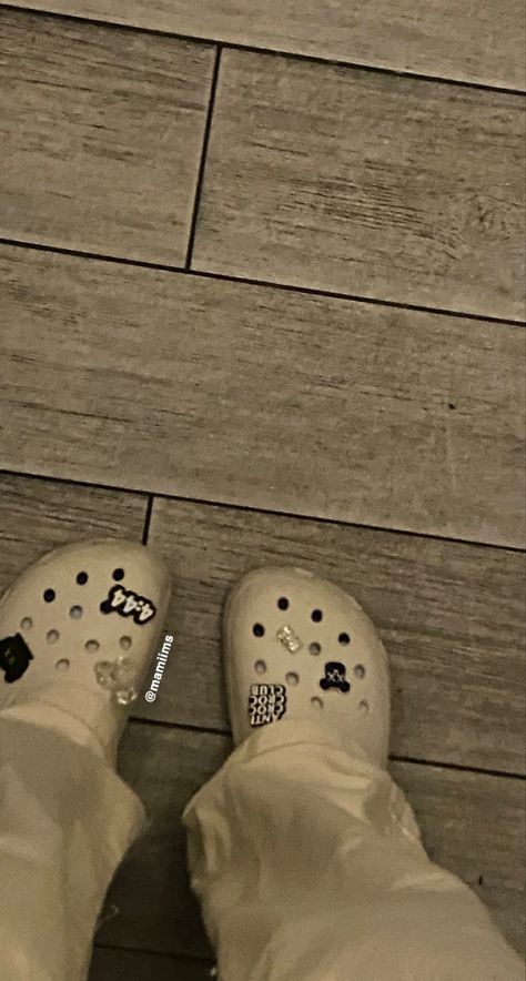 Beige Crocs Outfit, Crocs Streetstyle, Crocs Jibbitz Aesthetic, Jibbitz Aesthetic, Beige Crocs, Drip Shoes, Jibbitz Ideas, Crocs With Jibbitz, Crocs Aesthetic