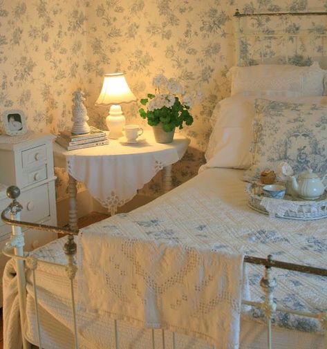 Goodnight Sleep, Styl Shabby Chic, Cottage Shabby Chic, Style Cottage, Shabby Chic Bedroom, Cottage Bedroom, Shabby Chic Bedrooms, Iron Bed, Style Deco