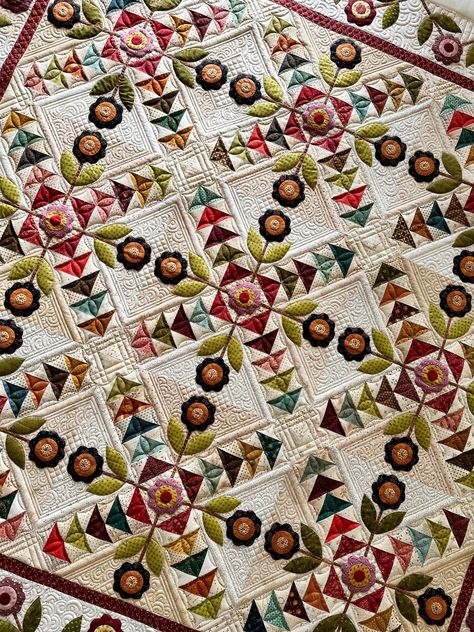 Quilting It Quilting Flying Geese, Aplique Quilts, Custom Quilting, Vintage Quilts Patterns, Quilt Applique, Bright Quilts, Flying Geese Quilt, Freemotion Quilting, English Paper Piecing Quilts