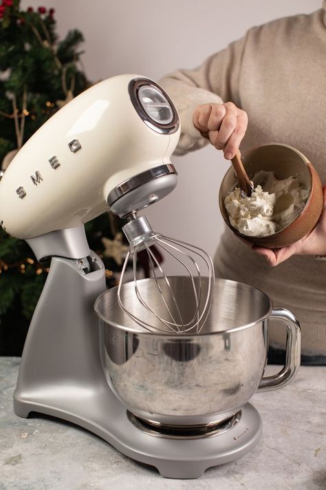 Mixer Aesthetic, Smeg Stand Mixer, Beachy Apartment, Smeg Kitchen, Candy Cocktails, Glass Measuring Cup, Best Air Fryers, Cream Aesthetic, Beer Opener