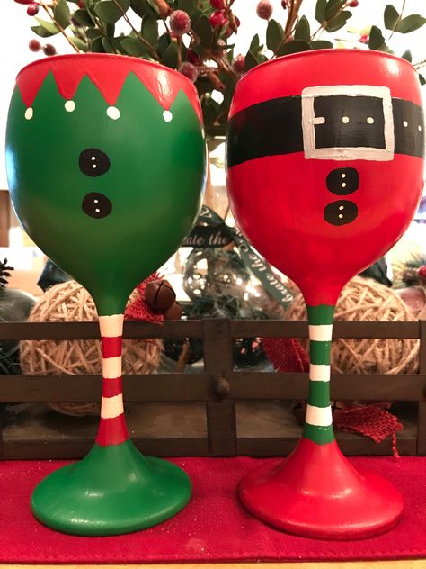 Elf Wine Glasses, Santa Wine Glasses Diy, Holiday Wine Glasses Diy, How To Paint Wine Glasses Diy Tutorials, Wine Glass Christmas Crafts Diy Projects, Grinch Wine Glass Diy, Diy Christmas Wine Glasses, Christmas Painted Wine Glasses, Santa Wine Glasses