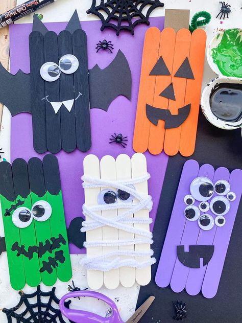 Cute Halloween popsicle stick crafts 🧟... - Kids art, craft and activity ideas - Messy Little Monster Elementary Halloween Crafts, Halloween Popsicle Stick Crafts, Popsicle Sticks Halloween Crafts, Halloween Elementary, Stick Garden, Popsicle Stick Diy, Halloween Classroom Decorations, Popsicle Stick Crafts For Kids, Stick Diy