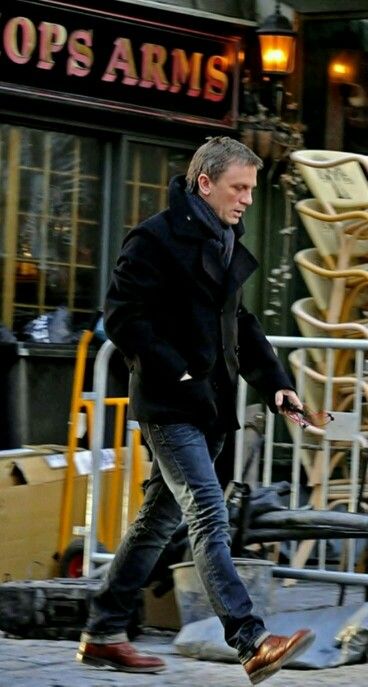 Daniel Craig in perfect city smart/casual for a winter day. Mens Body Types, Daniel Craig Style, James Bond Style, Brogue Boots, Gents Fashion, Leather Brogues, Daniel Craig, Mens Winter Fashion, Well Dressed Men