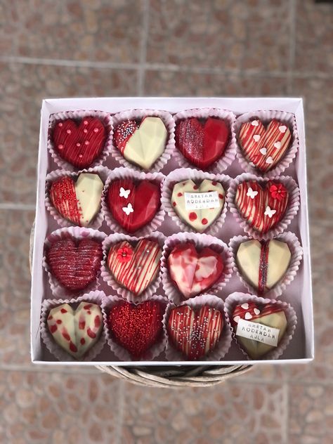 Chocolate Box Valentines, Cakesicles Valentines Day, Fancy Cake Pops, Cakesicles Ideas, Valentine Chocolate Covered Strawberries, Chocolate San Valentin, Heart Desserts, Valentines Baking, Hot Chocolate Gifts