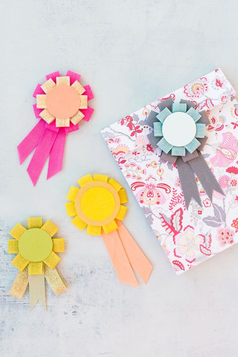 Everyone is a winner with these prize ribbon gift toppers! With pretty pastels and floral prints, the wrapping is a present all on its own! Things To Make With Ribbon, Easy Ribbon Crafts, Creative Things To Make, Prize Ribbon, Award Ribbons, Toppers Diy, Horse Races, Award Ribbon, Ribbon Craft