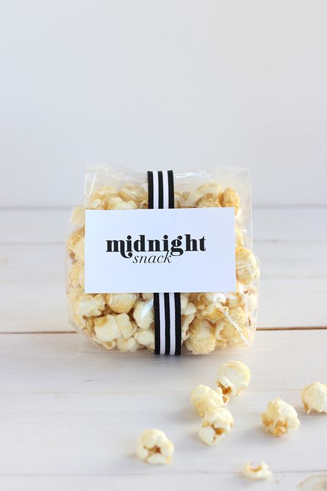 22 Best DIY Wedding Favors that Your Guests will Love in 2024 Wedding Midnight Snack, Midnight Snack Wedding, Bomboniere Ideas, Diy Wedding Favor, Wedding Bomboniere, King Parrot, Table Gifts, Simple Wedding Favors, Wedding Planning Printables