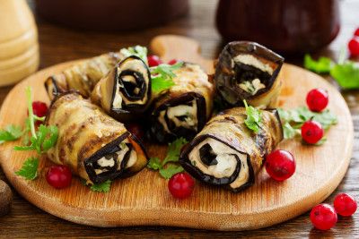 Roulés d'aubergines à la mozzarella : Pour un apéritif en saveurs ! Eggplant Rolls, Georgian Cuisine, Healthy Food Alternatives, Classic Appetizers, French Recipes, Toasted Walnuts, Aromatic Herbs, French Food, Healthy Alternatives