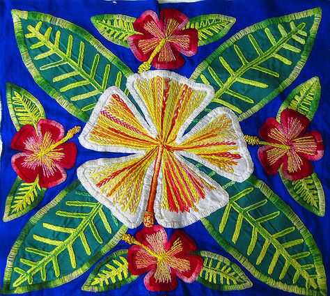 embroidered cook island hibiscus tivaeva by jai appleblossom, via Flickr Hawaiian Applique Quilt, Cook Island, Island Crafts, Patterns Flowers, Maori Designs, Art 2024, Hawaiian Quilts, Quilt Art, Snowman Painting